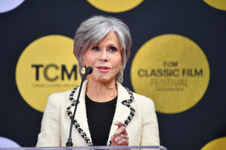 Jane Fonda ha manifestado que la clave para afrontar la vejez es el optimismo, evitando dar importancia a lo cambios físicos. (Photo by Robyn Beck / AFP) (Photo by ROBYN BECK/AFP via Getty Images)