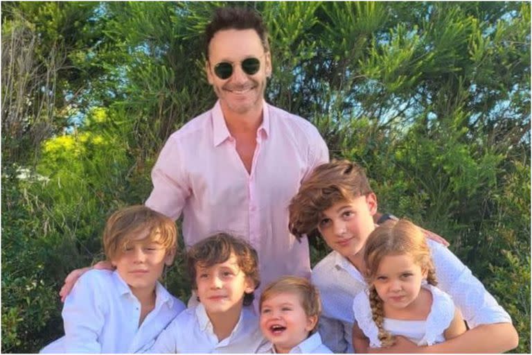 Benjamín Vicuña junto a sus cinco hijos