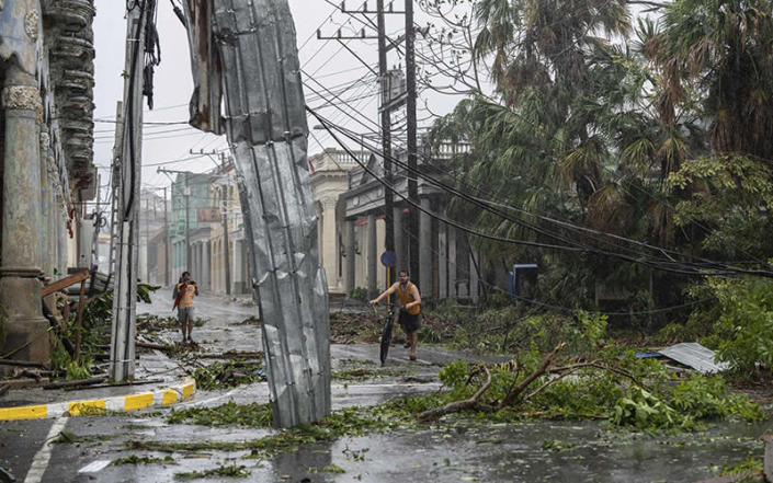 Los escombros cubren una calle después de que el huracán Ian azotara Pinar del Río, Cuba