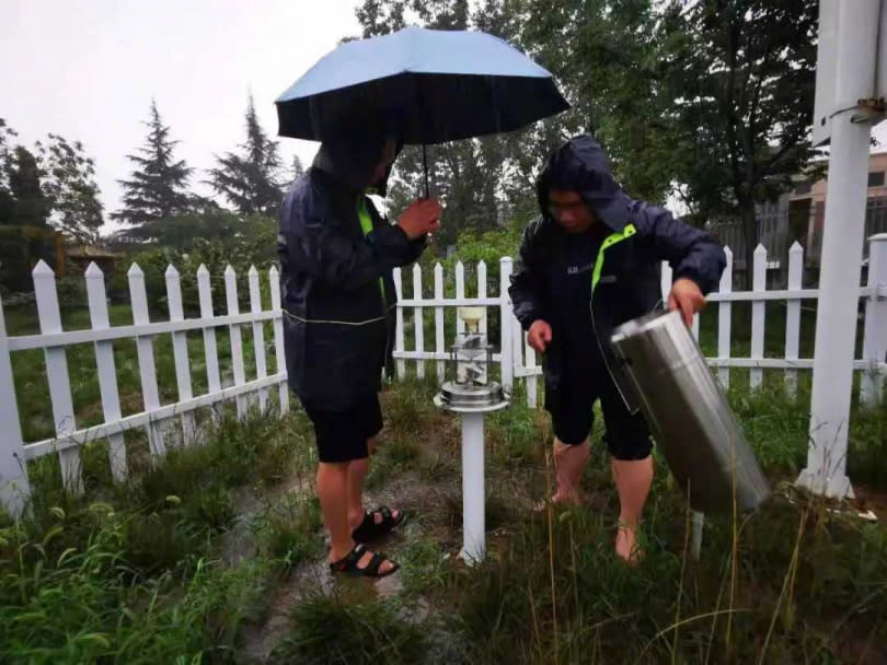 鞏義市氣象局維護自動氣象站。（圖／翻攝微博）