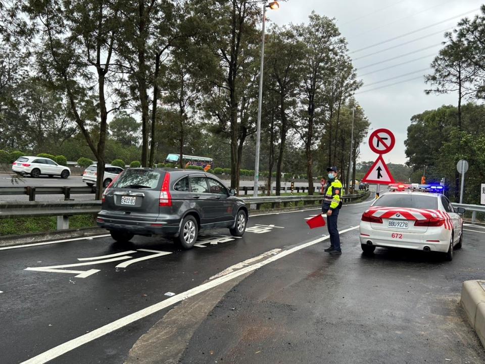 端午連續假期，為維持國道順暢，高速公路將實施「高乘載管制」、「匝道儀控管制」、「凌晨0至5時暫停收費」等措施，國道警也嚴陣以待確保民眾通行順利。（圖/記者張泓笙翻攝）