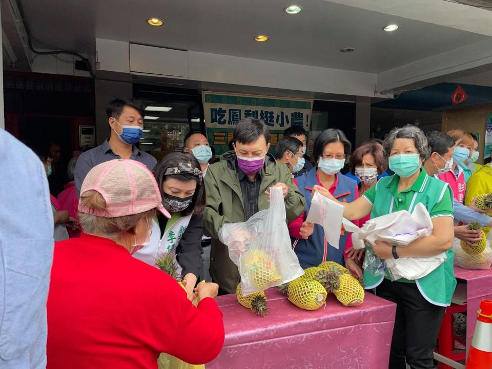 民眾爭睹人氣王余天發鳳梨   圖:擷取自臉書