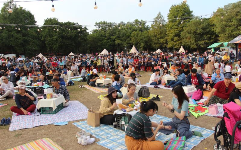 ▲綠隧公園大草皮的長榮交響樂咖啡盛會，湧入上千名民眾在草皮上席地而坐聆聽悠揚樂曲。（圖／記者簡勇鵬攝，2020.11.28）