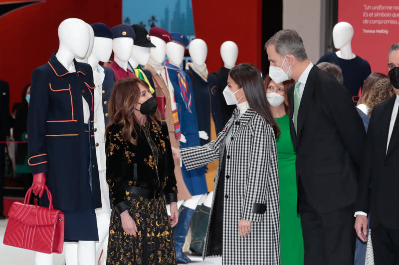 Reyes Felipe y Letizia con Teresa Helbig