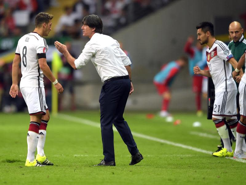 Bundestrainer Joachim Löw gab Mesut Özil während des Spiels taktische Anweisungen. Foto: Federico Gambarini