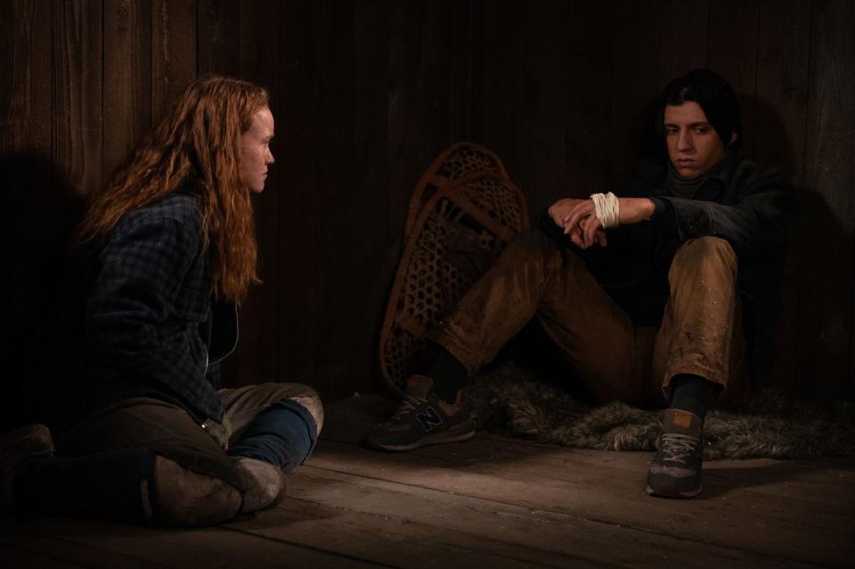 l r liv hewson as teen van and kevin alves as teen travis in yellowjackets, 