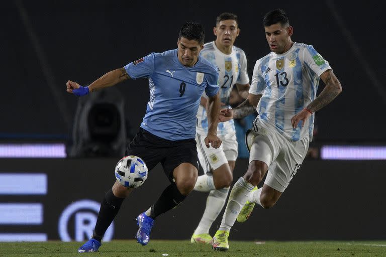 En su primer partido con la selección mayor en el país, Romero tuvo que marcar a Luis Suárez: prueba superada