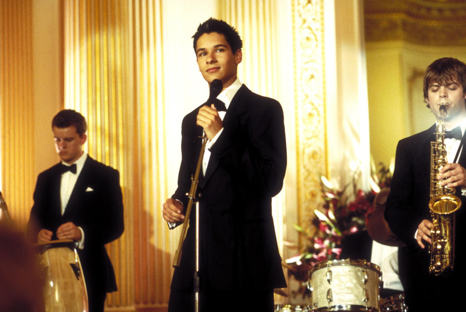 Ian sings at Daphne's debutante ball