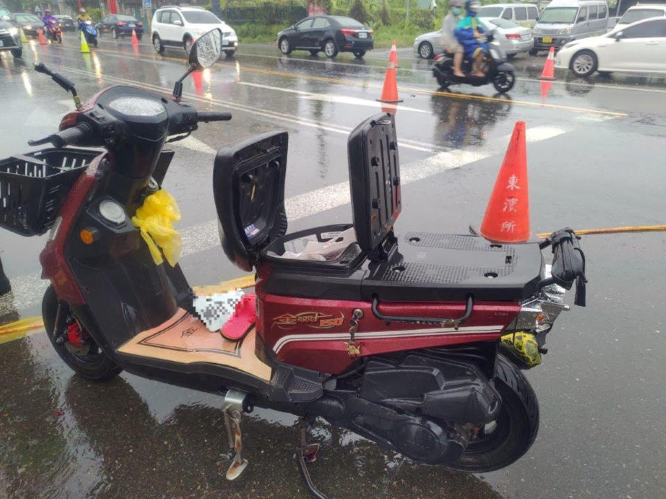 屏東東港鎮今天上午發生一起大貨車擦撞同方向機車的車禍，66歲的機車女騎士當場捲入大貨車底身首分離死亡。圖為被擦撞身亡女騎士所騎機車。 （東港警分局提供）