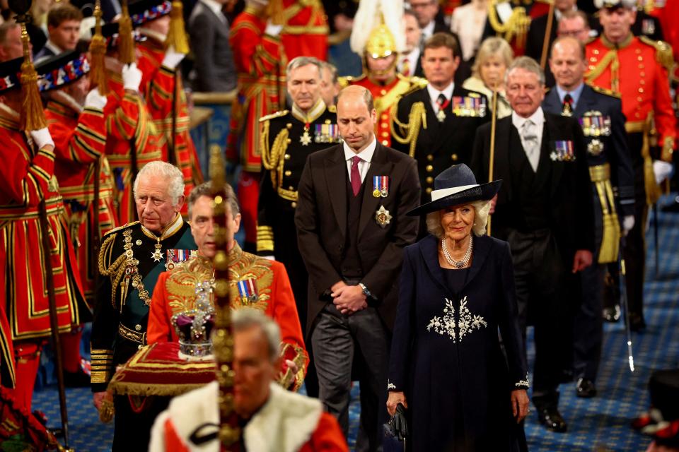 <p>Para que la ceremonia tuviera lugar, la reina ha tenido que firmar un decreto real acordado con Downing Street en el que delegaba en su hijo la tarea de leer el discurso. (Photo by HANNAH MCKAY/POOL/AFP via Getty Images)</p> 