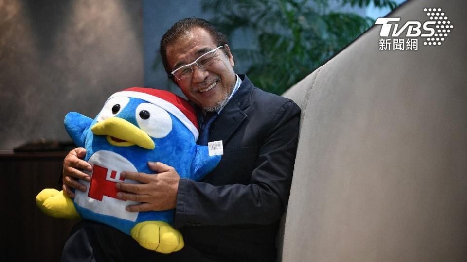 唐吉訶德創辦人安田隆夫與吉祥物DONPEN企鵝。（圖／達志影像美聯社）