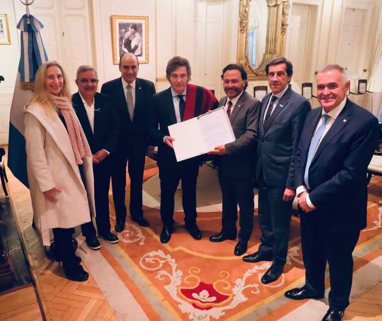 Karina Milei, Raúl Jalil, Guillermo Francos, Javier Milei, Gustavo Sáenz, Carlos Sadir y Osvaldo Jaldo, reunidos el jueves por la noche antes de la partida del Presidente a Europa