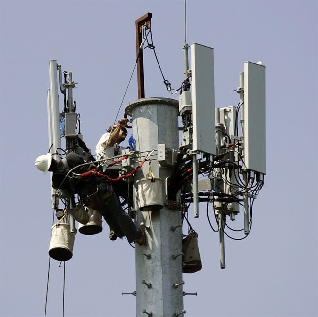 Workers set up a cellular telephone antenna on July 16, 2008, THE CANADIAN PRESS/AP, Mel Evans