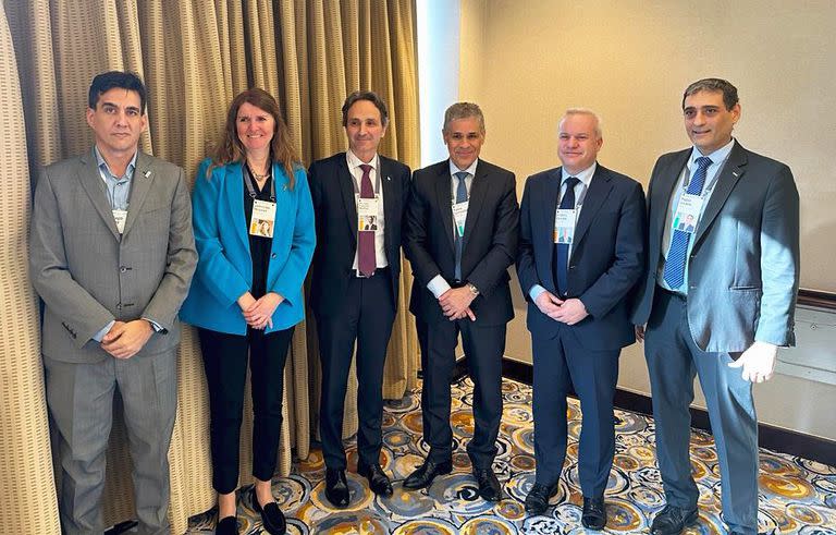 El presidente de YPF, Pablo González, y el presidente y CEO de Equinor, Anders Opeda, junto con otros ejecutivos de ambas petroleras en la CERAWeek by S&P; Global