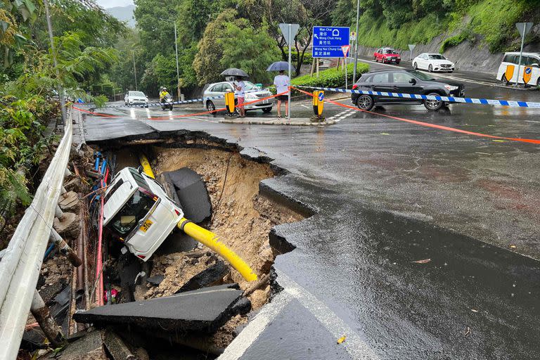 La sección de una carretera se derrumbó tras el deslizamiento de una ladera