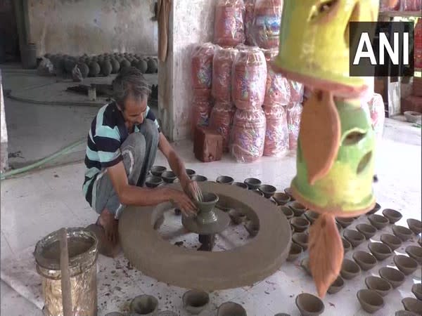 A Surat-based potter making earthen lamps ahead of Diwali. [Photo/ANI]