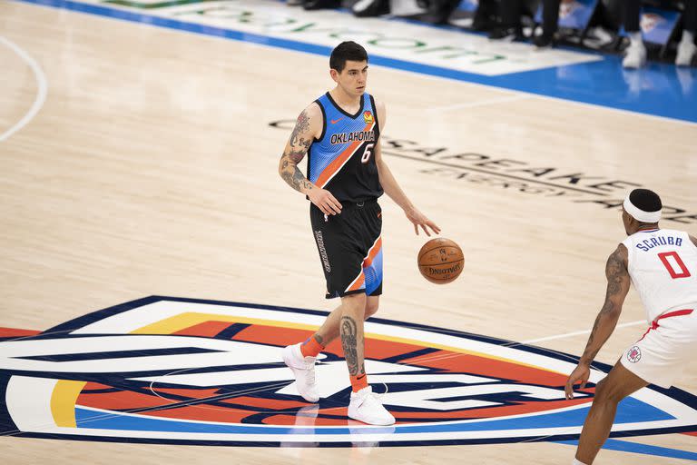 Gabriel Deck durante uno de los pocos momentos que logró jugar en Oklahoma City Thunder.