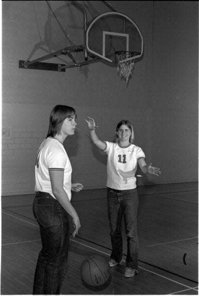 1973 Indiana women’s basketball players Tara VanDerveer (left) and Debbie Oing. INDIANA UNIVERSITY ATHETICS