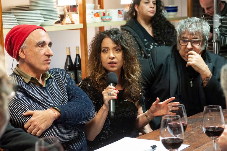 REP, Patricia Sosa y Lito Vitale, sentados a la mesa del programa de Mex