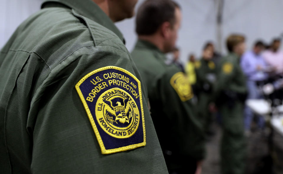 ARCHIVO - En esta fotografía de archivo del jueves 2 de mayo de 2019, agentes de la Patrulla Fronteriza dan una conferencia de prensa antes de un recorrido para los reporteros por una nueva instalación temporal de la Oficina de Aduanas y Protección Fronteriza (CBP por sus siglas en inglés) cerca del puente internacional en Donna, Texas. (AP Foto/Eric Gay, archivo)