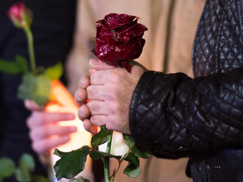 Eine Rose für Tugce: Mahnwache vor dem Klinikum in Offenbach. Foto: Boris Roessler