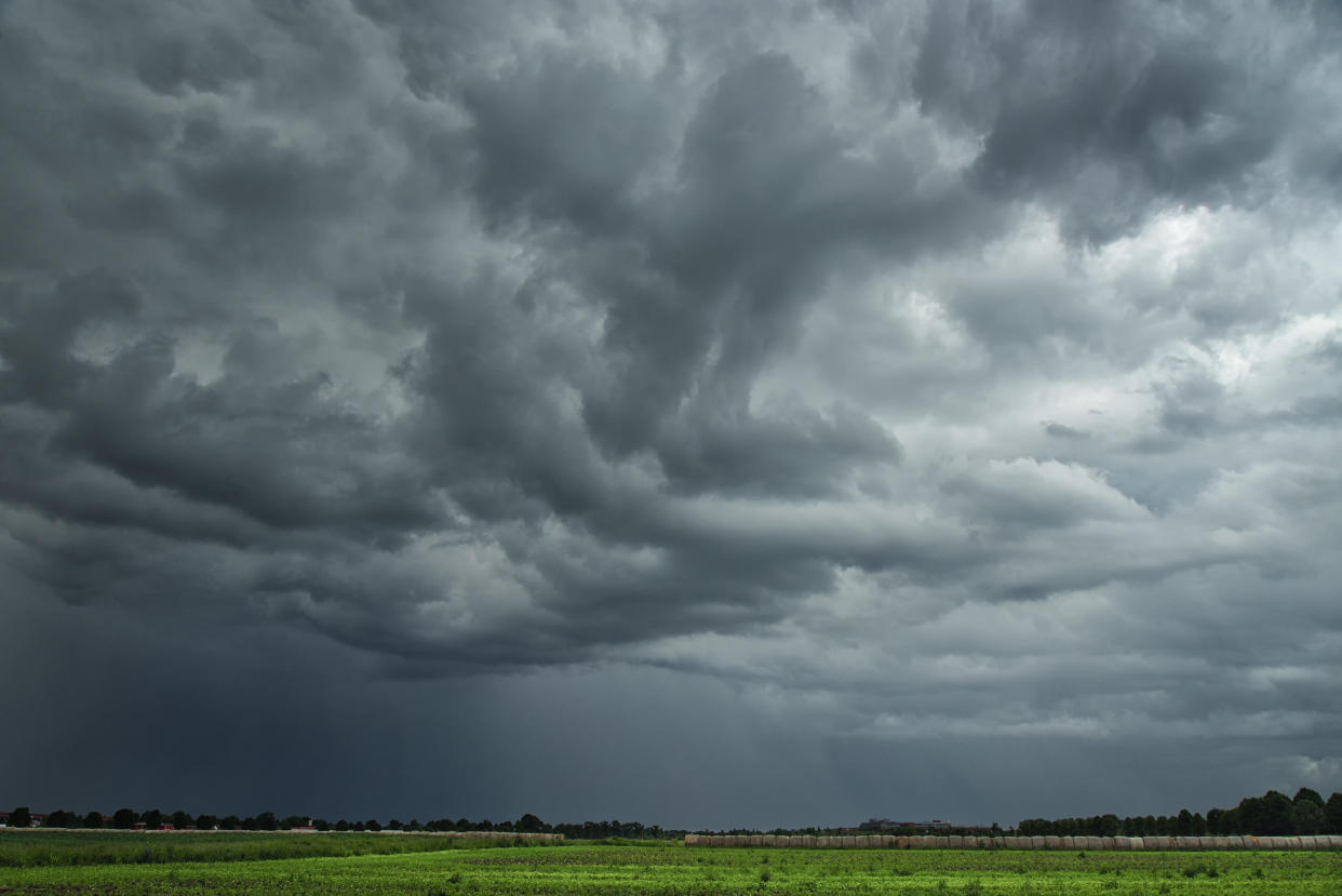 Ab dem Wochenende ziehen dichte Gewitterwolken auf (Symbolbild: Getty Images)