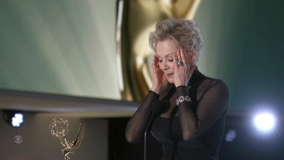 En esta imagen de video emitida por la Academia de la Televisión, Jean Smart recibe el premio Emmy a la mejor actriz en una serie de comedia, por "Hacks", el domingo 19 de septiembre de 2021 en Los Angeles. (Television Academy via AP)