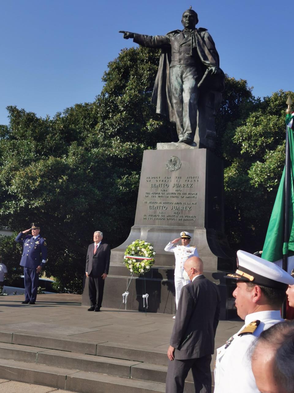 El presidente López Obrador durante la guardia en el monumento a Benito Juárez. (Foto publicada por el Secretario de Relaciones Exteriores de México, Marcelo Ebrard, en su cuenta de Twitter @m_ebrard)