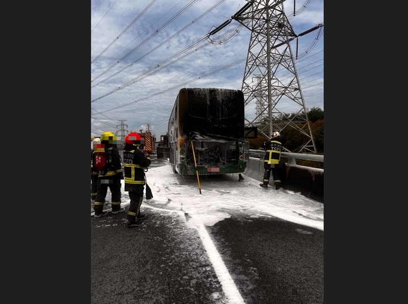 國道3號龍井路段25日中午發生遊覽車起火事故，國道警察大隊表示，車上32名乘客都沒有受傷，並由接駁車接駁下交流道，事發經過及原因待進一步釐清。（中央社／民眾提供）