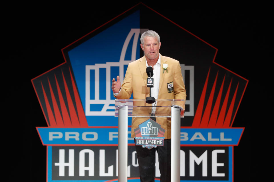 CANTON, OH -  Brett Favre, otrora quarterback de la NFL, da un discurso durante su ceremonia de entronización de la generación 2016 del Salón de la Fama del Futbol Profesional en el Tom Benson Hall of Fame Stadium oel 6 de agosto de 2016 en Canton, Ohio. (Foto de Joe Robbins/Getty Images)
