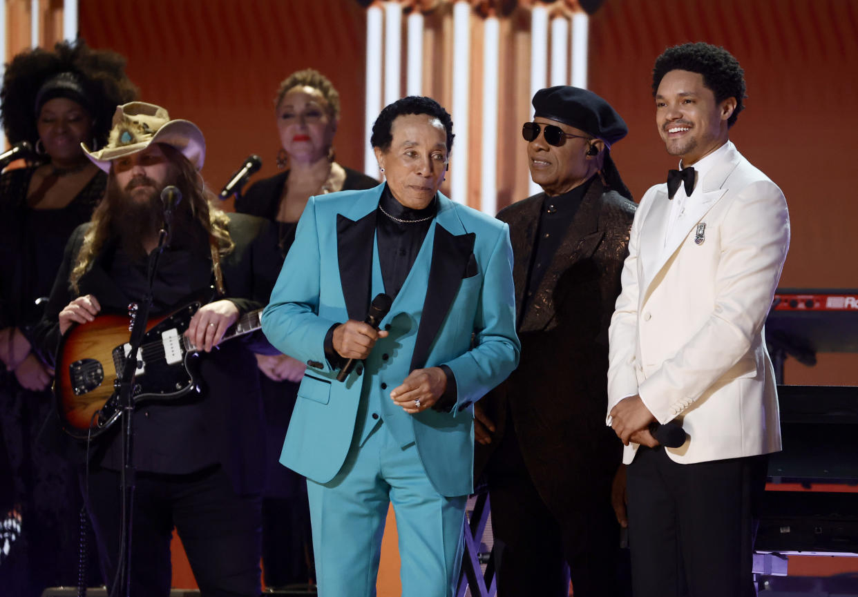 Chris Stapleton, Smokey Robinson (at the microphone), Stevie Wonder, and Trevor Noah lined up onstage.