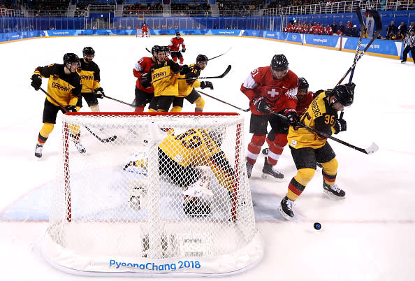 Reicht es am Ende auch für eine Medaille im Eishockey? Das deutsche Team setzte sich mit 2:1 gegen die Schweiz durch.