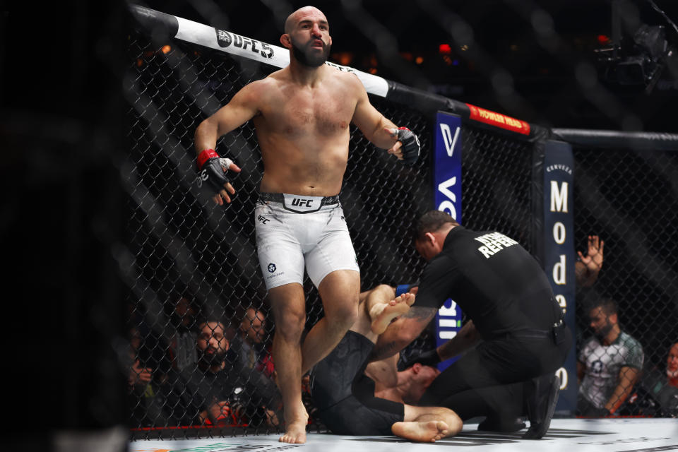 NEW YORK, NEW YORK – LISTOPAD 11: Jared Gordon reaguje na to, že byl poražen Markem Madsenem z Dánska v zápase lehké váhy během akce UFC 295 v Madison Square Garden 11. listopadu 2023 v New Yorku.  (Foto: Sarah Steer/Getty Images)