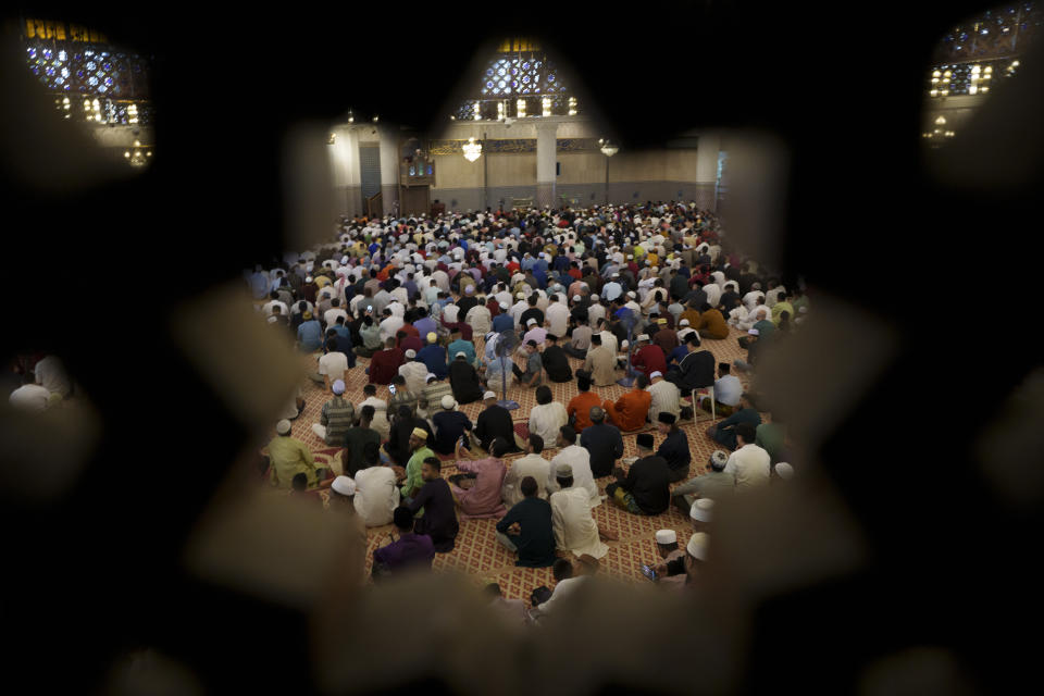 Musulmanes asisten a plegarias en la Mezquita Nacional por el Eid al-Fitr, que marca el final del Ramadán, en Kuala Lumpur, Malasia, el miércoles 10 de abril de 2024. (AP Foto/Vincent Thian)