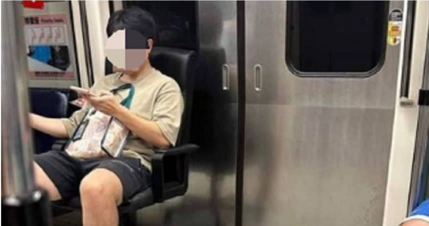有名乘客扛電腦椅搭乘捷運。（圖／臉書　爆料公社二社）
