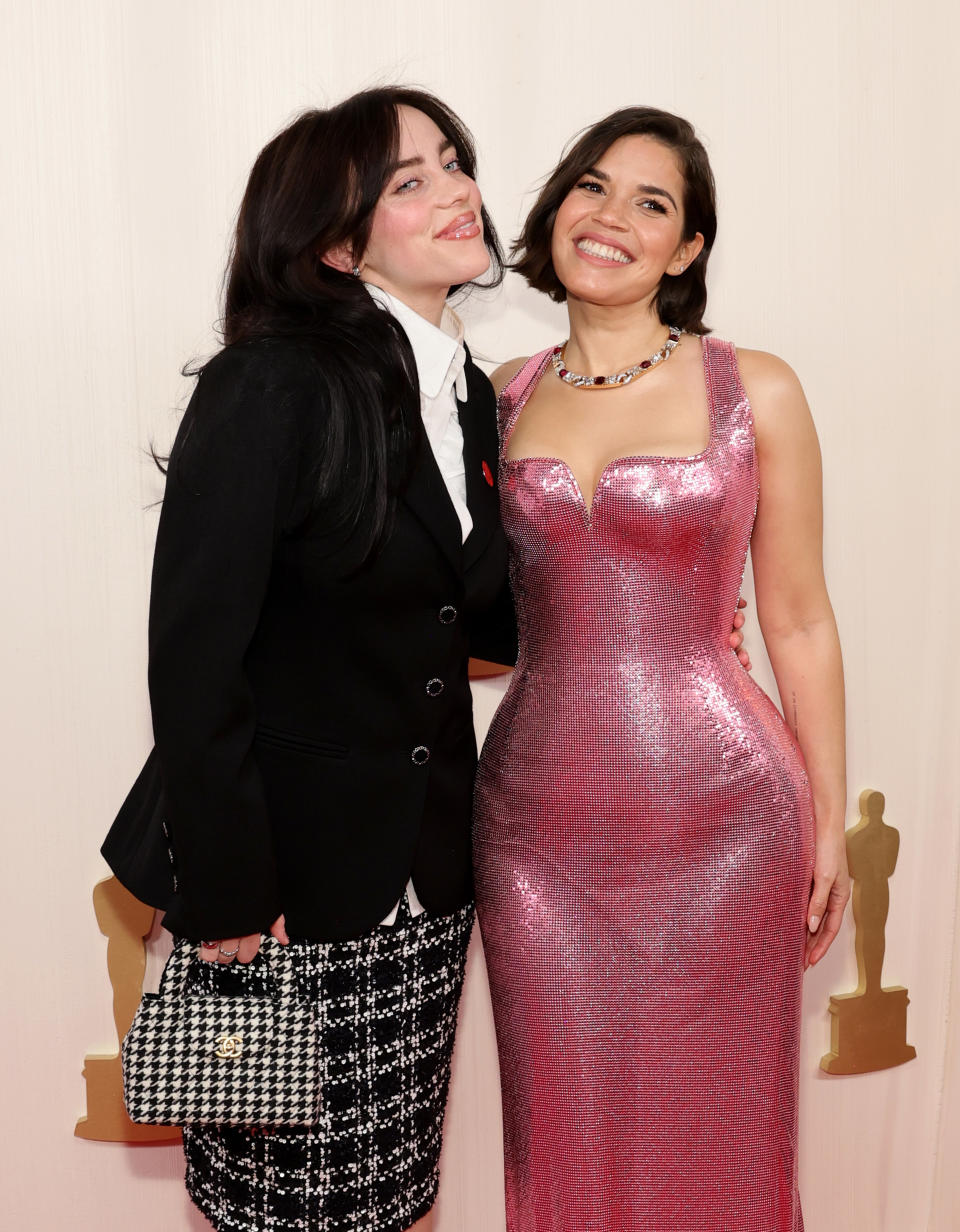 Billie Eilish y América Ferrera en la alfombra roja de los Oscar 2024