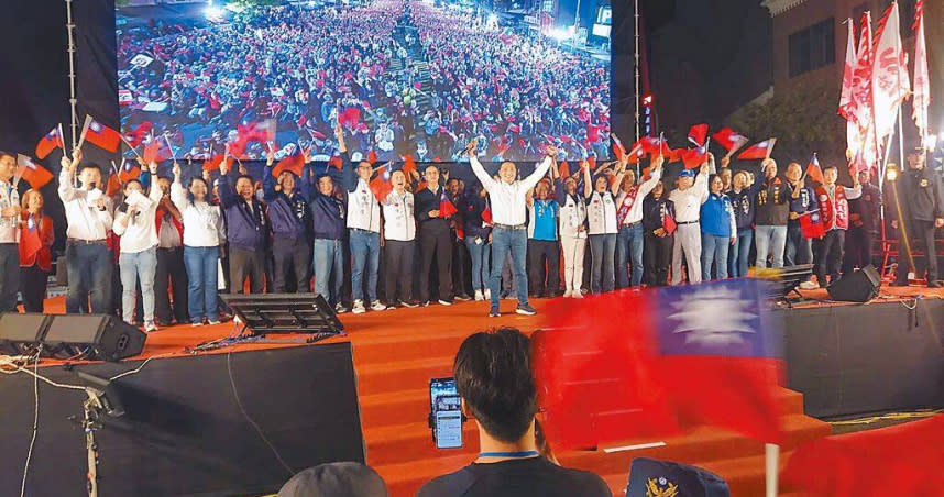 國民黨正副總統參選人「侯康配」26日晚間在台南市海安路舉辦造勢晚會。（圖／中國時報程炳璋攝）