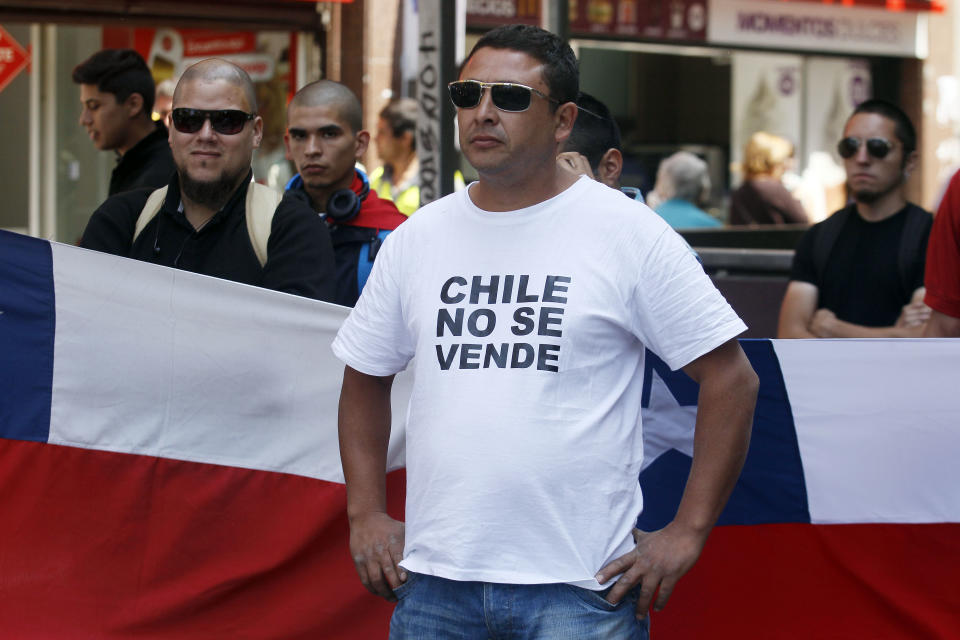 A Chilean nationalists with a t-shirt that reads in Spanish, "Chile is not for Sale", shows his displeasure at the recent world court ruling in Santiago, Chile, Jan. 27, 2014. The United Nations' highest court set a maritime boundary between Chile and Peru, granting the latter a bigger piece of the Pacific Ocean but keeping rich coastal fishing grounds in Chilean hands. (AP Photo/ Luis Hidalgo).