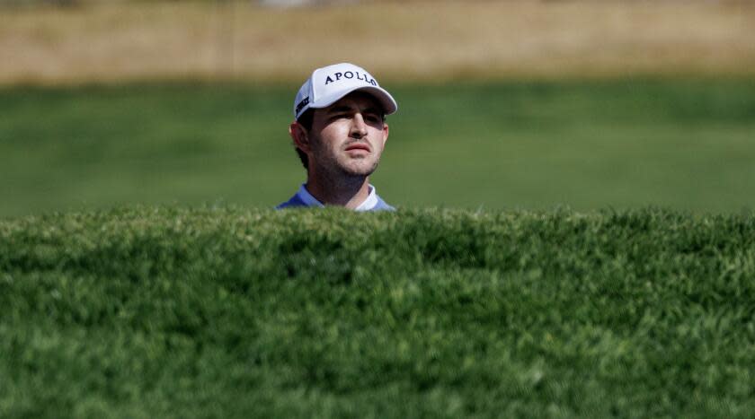 PACIFIC PALISADES, CA - FEBRUARY 15, 2024: Leader Patrick Cantlay peers over the ledge of the green.