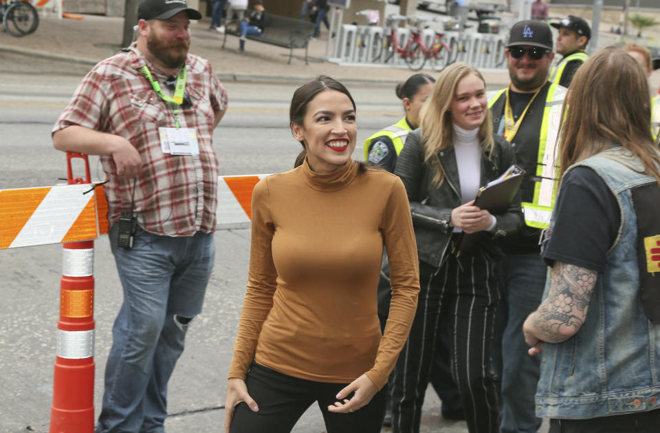 La representante Alexandria Ocasio-Cortez llega al estreno de "Knock Down the House" en el Teatro Paramount de Austin, Texas, durante la celebración del festival de cine South by Southwest el domingo 10 de marzo del 2019. (Photo by Jack Plunkett/Invision/AP)