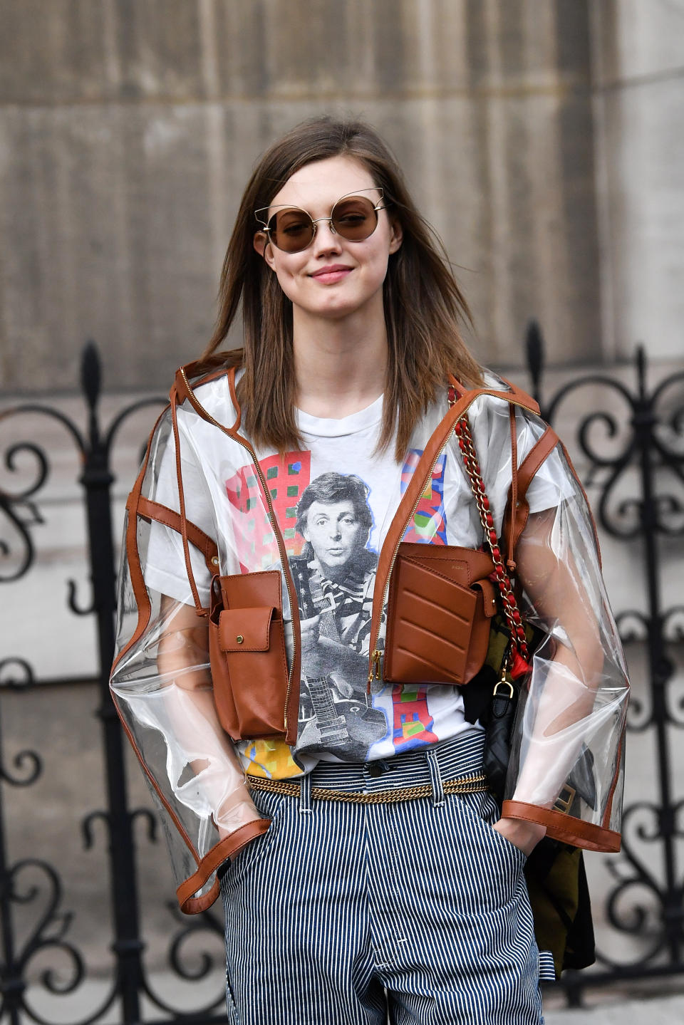 Mit ihrem T-Shirt und der Brille zollt das Model einen Tribut an die Beatles. (Bild: Getty Images)