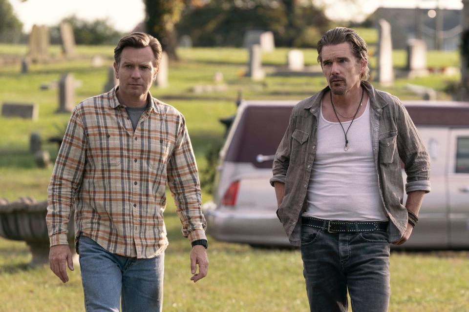 Ewan McGregor (links) und Ethan Hawke spielen die Hauptrollen in "Raymond & Ray". Das Drama feierte beim Toronto International Film Festival Premiere und ist nun bei Apple TV+ zu sehen. (Bild: Apple)