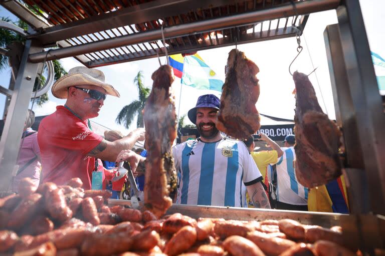 Un puesto ofrece asado fuera del Hard Rock Stadium antes del partido entre Argentina y Colombia.