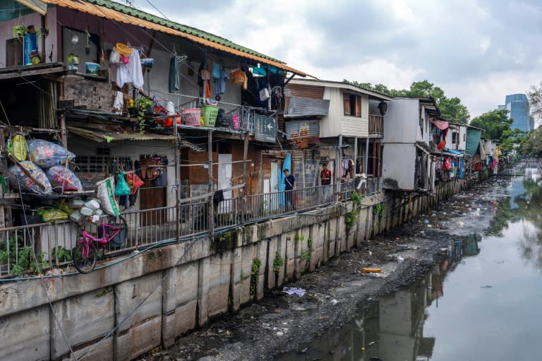 Des déchets plastiques le long du canal Khlong Toei à Bangkok, le 13 septembre 2024 (Chanakarn Laosarakham)