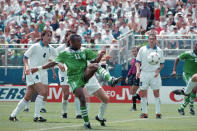 Sin embargo, fue con la selección nigeriana con la que se hizo conocido. Amunike estuvo en el Mundial del 94, en el que los africanos alcanzaron los octavos de final, y marcó dos tantos, uno de ellos frente a Italia en el partido en el que su selección quedó eliminada. (Foto: Susan Walsh / AP).