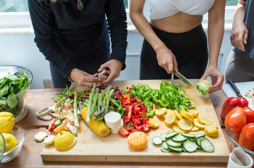 Los vegetarianos y veganos participantes en el estudio tenían colesterol circulante más bajo y también menos niveles de varios nutrientes (por ejemplo, vitamina B12) que los que comen carne, lo que podría explicar estos hallazgos, sugieren los autores. (Foto: Getty)