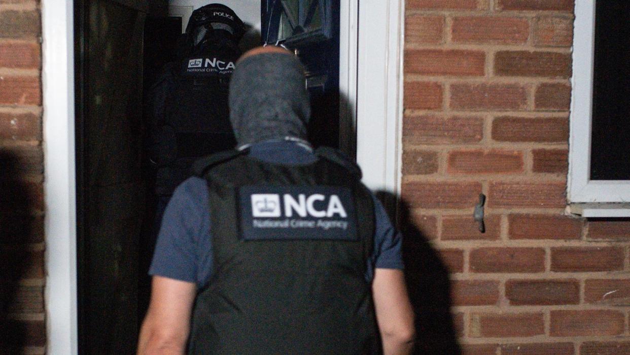 Die National Crime Agency (NCA) und die Polizei beteiligen sich an einer Razzia.