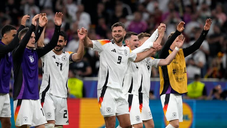 Niclas Fullkrug (9) e Ilkay Gundogan (21) encabezan el festejo del seleccionado de Alemania ante su público, tras el 5-1 sobre Escocia en Munich.