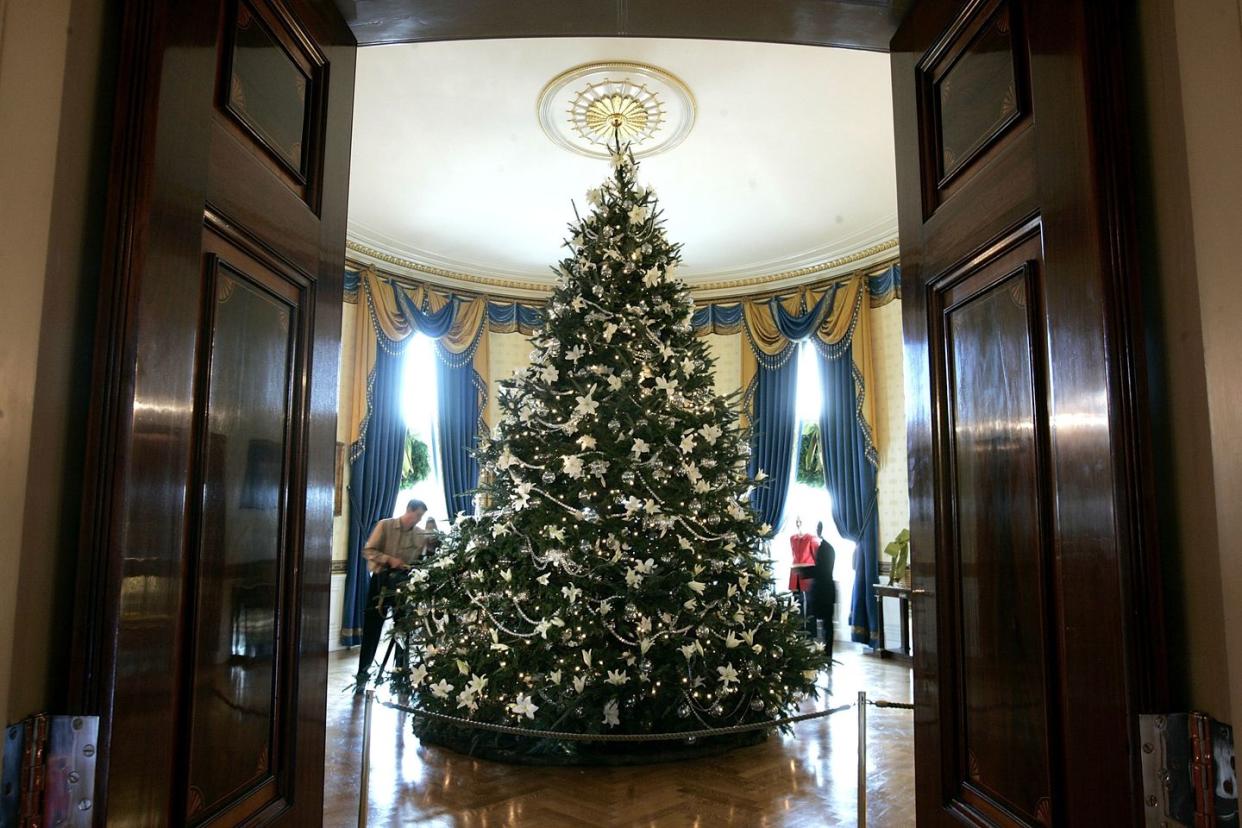 laura bush presents white house holiday decorations