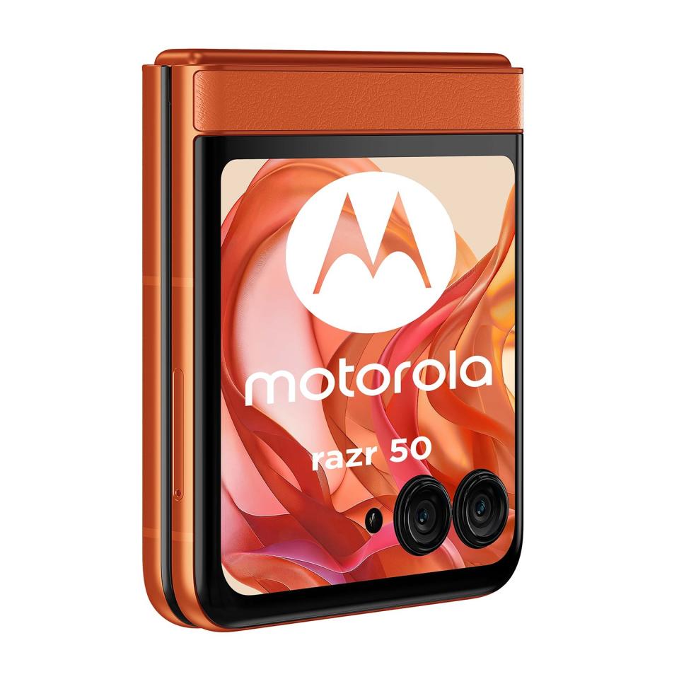 <p>Alleged leaked product images of Motorola’s 2024 foldable phone.</p>
